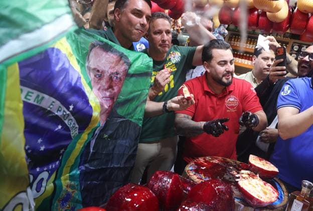 RECORD DATE NOT STATED Flavio Bolsonaro, Ricardo Nunes, and Tarcisio de Freitas campaign at the Sao Paulo Municipal Market. Sao Paulo (SP), 09 28 2026 2026 elections campaign Presidential candidate Flavio Bolsonaro (PL), Sao Paulo governor and candidate for re-election Tarcisio de Freitas (Republicanos) and Sao Paulo mayor Ricardo Nunes (MDB) participate in a campaign event at the Sao Paulo Municipal Market, in the central region of the Sao Paulo capital, this Monday (28).(Foto: Leco Viana Thenews2 imago images) Flavio Bolsonaro, Ricardo Nunes, and Tarcisio de Freitas campaign at the Sao Paulo Municipal Market.  Copyright: xLecoxVianax