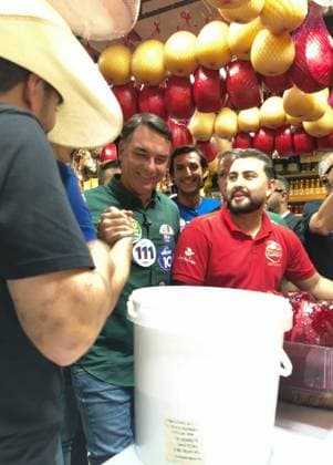 RECORD DATE NOT STATED Flavio Bolsonaro, Ricardo Nunes, and Tarcisio de Freitas campaign at the Sao Paulo Municipal Market. Sao Paulo (SP), 09 28 2026 2026 elections campaign Presidential candidate Flavio Bolsonaro (PL), Sao Paulo governor and candidate for re-election Tarcisio de Freitas (Republicanos) and Sao Paulo mayor Ricardo Nunes (MDB) participate in a campaign event at the Sao Paulo Municipal Market, in the central region of the Sao Paulo capital, this Monday (28).(Foto: Leco Viana Thenews2 imago images) Flavio Bolsonaro, Ricardo Nunes, and Tarcisio de Freitas campaign at the Sao Paulo Municipal Market.  Copyright: xLecoxVianax