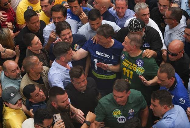 RECORD DATE NOT STATED Flavio Bolsonaro, Ricardo Nunes, and Tarcisio de Freitas campaign at the Sao Paulo Municipal Market. Sao Paulo (SP), 09 28 2026 2026 elections campaign Presidential candidate Flavio Bolsonaro (PL), Sao Paulo governor and candidate for re-election Tarcisio de Freitas (Republicanos) and Sao Paulo mayor Ricardo Nunes (MDB) participate in a campaign event at the Sao Paulo Municipal Market, in the central region of the Sao Paulo capital, this Monday (28).(Foto: Leco Viana Thenews2 imago images) Flavio Bolsonaro, Ricardo Nunes, and Tarcisio de Freitas campaign at the Sao Paulo Municipal Market.  Copyright: xLecoxVianax