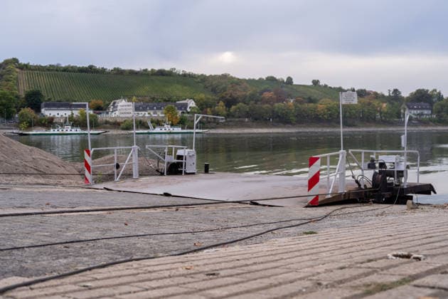 Trebur Kornsand, Germany; Rhine ferry must suspend operations due to low water levels; Trebur Kornsand ferry landing, September 28, 2026; wide shot, cutaway; ferry landing is out of service due to water levels, Germany; Rhine ferry forced to suspend operations due to low water levels, Trebur Kornsand landing stage, September 28, 2026, Copyright: xEibner-Pressefoto J-NxGroemlingx EP_JGG