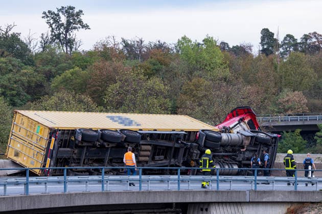 LKW kippt auf Autobahnverbindung um Zugmaschine hängt über Böschung Am 28.09.2026 kam es gegen 17:50 Uhr in Frankfurt am Main auf der A3 am Frankfurter Kreuz, auf der Verbindungsspur zur A5 in Richtung Darmstadt, zu einem schweren Unfall eines LKW-Sattelschleppers. Der mit einem 40-Fuß-Container beladene Lastzug geriet aus bislang unbekannter Ursache gegen die Betonschutzplanke und kippte auf die Seite, wobei die Zugmaschine erheblich beschädigt wurde und über die Böschung hing. Der Fahrer wurde leicht verletzt und in eine Klinik gebracht. Aus dem Fahrzeug ausgelaufene Betriebsmittel wurden von der Feuerwehr mit Bindemittel von der Fahrbahn entfernt. Die Bergungsarbeiten dauern an, die Auffahrt von der A3 auf die A5 in Richtung D