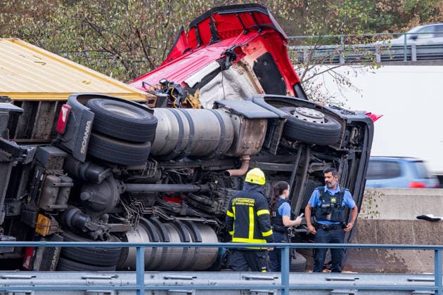 LKW kippt auf Autobahnverbindung um Zugmaschine hängt über Böschung Am 28.09.2026 kam es gegen 17:50 Uhr in Frankfurt am Main auf der A3 am Frankfurter Kreuz, auf der Verbindungsspur zur A5 in Richtung Darmstadt, zu einem schweren Unfall eines LKW-Sattelschleppers. Der mit einem 40-Fuß-Container beladene Lastzug geriet aus bislang unbekannter Ursache gegen die Betonschutzplanke und kippte auf die Seite, wobei die Zugmaschine erheblich beschädigt wurde und über die Böschung hing. Der Fahrer wurde leicht verletzt und in eine Klinik gebracht. Aus dem Fahrzeug ausgelaufene Betriebsmittel wurden von der Feuerwehr mit Bindemittel von der Fahrbahn entfernt. Die Bergungsarbeiten dauern an, die Auffahrt von der A3 auf die A5 in Richtung D