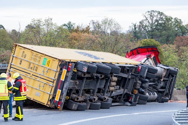 LKW kippt auf Autobahnverbindung um Zugmaschine hängt über Böschung Am 28.09.2026 kam es gegen 17:50 Uhr in Frankfurt am Main auf der A3 am Frankfurter Kreuz, auf der Verbindungsspur zur A5 in Richtung Darmstadt, zu einem schweren Unfall eines LKW-Sattelschleppers. Der mit einem 40-Fuß-Container beladene Lastzug geriet aus bislang unbekannter Ursache gegen die Betonschutzplanke und kippte auf die Seite, wobei die Zugmaschine erheblich beschädigt wurde und über die Böschung hing. Der Fahrer wurde leicht verletzt und in eine Klinik gebracht. Aus dem Fahrzeug ausgelaufene Betriebsmittel wurden von der Feuerwehr mit Bindemittel von der Fahrbahn entfernt. Die Bergungsarbeiten dauern an, die Auffahrt von der A3 auf die A5 in Richtung D
