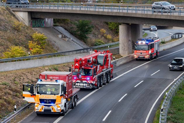 LKW kippt auf Autobahnverbindung um Zugmaschine hängt über Böschung Am 28.09.2026 kam es gegen 17:50 Uhr in Frankfurt am Main auf der A3 am Frankfurter Kreuz, auf der Verbindungsspur zur A5 in Richtung Darmstadt, zu einem schweren Unfall eines LKW-Sattelschleppers. Der mit einem 40-Fuß-Container beladene Lastzug geriet aus bislang unbekannter Ursache gegen die Betonschutzplanke und kippte auf die Seite, wobei die Zugmaschine erheblich beschädigt wurde und über die Böschung hing. Der Fahrer wurde leicht verletzt und in eine Klinik gebracht. Aus dem Fahrzeug ausgelaufene Betriebsmittel wurden von der Feuerwehr mit Bindemittel von der Fahrbahn entfernt. Die Bergungsarbeiten dauern an, die Auffahrt von der A3 auf die A5 in Richtung D