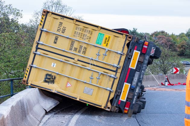 LKW kippt auf Autobahnverbindung um Zugmaschine hängt über Böschung Am 28.09.2026 kam es gegen 17:50 Uhr in Frankfurt am Main auf der A3 am Frankfurter Kreuz, auf der Verbindungsspur zur A5 in Richtung Darmstadt, zu einem schweren Unfall eines LKW-Sattelschleppers. Der mit einem 40-Fuß-Container beladene Lastzug geriet aus bislang unbekannter Ursache gegen die Betonschutzplanke und kippte auf die Seite, wobei die Zugmaschine erheblich beschädigt wurde und über die Böschung hing. Der Fahrer wurde leicht verletzt und in eine Klinik gebracht. Aus dem Fahrzeug ausgelaufene Betriebsmittel wurden von der Feuerwehr mit Bindemittel von der Fahrbahn entfernt. Die Bergungsarbeiten dauern an, die Auffahrt von der A3 auf die A5 in Richtung D