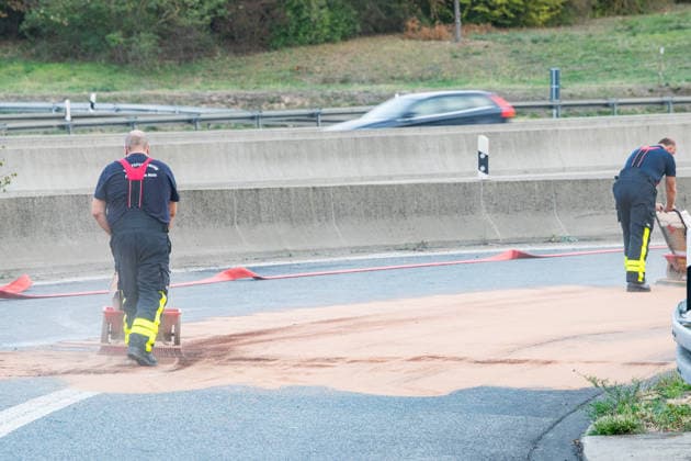 LKW kippt auf Autobahnverbindung um Zugmaschine hängt über Böschung Am 28.09.2026 kam es gegen 17:50 Uhr in Frankfurt am Main auf der A3 am Frankfurter Kreuz, auf der Verbindungsspur zur A5 in Richtung Darmstadt, zu einem schweren Unfall eines LKW-Sattelschleppers. Der mit einem 40-Fuß-Container beladene Lastzug geriet aus bislang unbekannter Ursache gegen die Betonschutzplanke und kippte auf die Seite, wobei die Zugmaschine erheblich beschädigt wurde und über die Böschung hing. Der Fahrer wurde leicht verletzt und in eine Klinik gebracht. Aus dem Fahrzeug ausgelaufene Betriebsmittel wurden von der Feuerwehr mit Bindemittel von der Fahrbahn entfernt. Die Bergungsarbeiten dauern an, die Auffahrt von der A3 auf die A5 in Richtung D