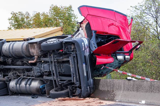 LKW kippt auf Autobahnverbindung um Zugmaschine hängt über Böschung Am 28.09.2026 kam es gegen 17:50 Uhr in Frankfurt am Main auf der A3 am Frankfurter Kreuz, auf der Verbindungsspur zur A5 in Richtung Darmstadt, zu einem schweren Unfall eines LKW-Sattelschleppers. Der mit einem 40-Fuß-Container beladene Lastzug geriet aus bislang unbekannter Ursache gegen die Betonschutzplanke und kippte auf die Seite, wobei die Zugmaschine erheblich beschädigt wurde und über die Böschung hing. Der Fahrer wurde leicht verletzt und in eine Klinik gebracht. Aus dem Fahrzeug ausgelaufene Betriebsmittel wurden von der Feuerwehr mit Bindemittel von der Fahrbahn entfernt. Die Bergungsarbeiten dauern an, die Auffahrt von der A3 auf die A5 in Richtung D