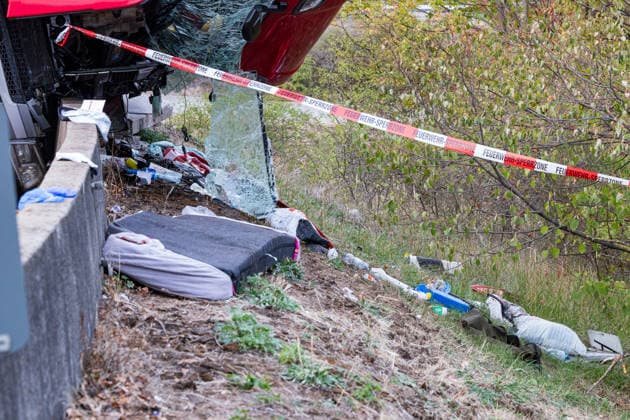 LKW kippt auf Autobahnverbindung um Zugmaschine hängt über Böschung Am 28.09.2026 kam es gegen 17:50 Uhr in Frankfurt am Main auf der A3 am Frankfurter Kreuz, auf der Verbindungsspur zur A5 in Richtung Darmstadt, zu einem schweren Unfall eines LKW-Sattelschleppers. Der mit einem 40-Fuß-Container beladene Lastzug geriet aus bislang unbekannter Ursache gegen die Betonschutzplanke und kippte auf die Seite, wobei die Zugmaschine erheblich beschädigt wurde und über die Böschung hing. Der Fahrer wurde leicht verletzt und in eine Klinik gebracht. Aus dem Fahrzeug ausgelaufene Betriebsmittel wurden von der Feuerwehr mit Bindemittel von der Fahrbahn entfernt. Die Bergungsarbeiten dauern an, die Auffahrt von der A3 auf die A5 in Richtung D