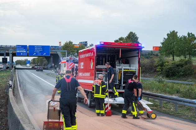 LKW kippt auf Autobahnverbindung um Zugmaschine hängt über Böschung Am 28.09.2026 kam es gegen 17:50 Uhr in Frankfurt am Main auf der A3 am Frankfurter Kreuz, auf der Verbindungsspur zur A5 in Richtung Darmstadt, zu einem schweren Unfall eines LKW-Sattelschleppers. Der mit einem 40-Fuß-Container beladene Lastzug geriet aus bislang unbekannter Ursache gegen die Betonschutzplanke und kippte auf die Seite, wobei die Zugmaschine erheblich beschädigt wurde und über die Böschung hing. Der Fahrer wurde leicht verletzt und in eine Klinik gebracht. Aus dem Fahrzeug ausgelaufene Betriebsmittel wurden von der Feuerwehr mit Bindemittel von der Fahrbahn entfernt. Die Bergungsarbeiten dauern an, die Auffahrt von der A3 auf die A5 in Richtung D