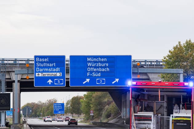 LKW kippt auf Autobahnverbindung um Zugmaschine hängt über Böschung Am 28.09.2026 kam es gegen 17:50 Uhr in Frankfurt am Main auf der A3 am Frankfurter Kreuz, auf der Verbindungsspur zur A5 in Richtung Darmstadt, zu einem schweren Unfall eines LKW-Sattelschleppers. Der mit einem 40-Fuß-Container beladene Lastzug geriet aus bislang unbekannter Ursache gegen die Betonschutzplanke und kippte auf die Seite, wobei die Zugmaschine erheblich beschädigt wurde und über die Böschung hing. Der Fahrer wurde leicht verletzt und in eine Klinik gebracht. Aus dem Fahrzeug ausgelaufene Betriebsmittel wurden von der Feuerwehr mit Bindemittel von der Fahrbahn entfernt. Die Bergungsarbeiten dauern an, die Auffahrt von der A3 auf die A5 in Richtung D