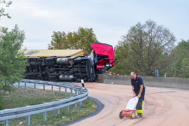 LKW kippt auf Autobahnverbindung um Zugmaschine hängt über Böschung Am 28.09.2026 kam es gegen 17:50 Uhr in Frankfurt am Main auf der A3 am Frankfurter Kreuz, auf der Verbindungsspur zur A5 in Richtung Darmstadt, zu einem schweren Unfall eines LKW-Sattelschleppers. Der mit einem 40-Fuß-Container beladene Lastzug geriet aus bislang unbekannter Ursache gegen die Betonschutzplanke und kippte auf die Seite, wobei die Zugmaschine erheblich beschädigt wurde und über die Böschung hing. Der Fahrer wurde leicht verletzt und in eine Klinik gebracht. Aus dem Fahrzeug ausgelaufene Betriebsmittel wurden von der Feuerwehr mit Bindemittel von der Fahrbahn entfernt. Die Bergungsarbeiten dauern an, die Auffahrt von der A3 auf die A5 in Richtung D