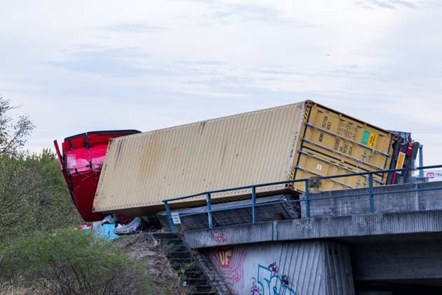 LKW kippt auf Autobahnverbindung um Zugmaschine hängt über Böschung Am 28.09.2026 kam es gegen 17:50 Uhr in Frankfurt am Main auf der A3 am Frankfurter Kreuz, auf der Verbindungsspur zur A5 in Richtung Darmstadt, zu einem schweren Unfall eines LKW-Sattelschleppers. Der mit einem 40-Fuß-Container beladene Lastzug geriet aus bislang unbekannter Ursache gegen die Betonschutzplanke und kippte auf die Seite, wobei die Zugmaschine erheblich beschädigt wurde und über die Böschung hing. Der Fahrer wurde leicht verletzt und in eine Klinik gebracht. Aus dem Fahrzeug ausgelaufene Betriebsmittel wurden von der Feuerwehr mit Bindemittel von der Fahrbahn entfernt. Die Bergungsarbeiten dauern an, die Auffahrt von der A3 auf die A5 in Richtung D