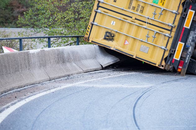 LKW kippt auf Autobahnverbindung um Zugmaschine hängt über Böschung Am 28.09.2026 kam es gegen 17:50 Uhr in Frankfurt am Main auf der A3 am Frankfurter Kreuz, auf der Verbindungsspur zur A5 in Richtung Darmstadt, zu einem schweren Unfall eines LKW-Sattelschleppers. Der mit einem 40-Fuß-Container beladene Lastzug geriet aus bislang unbekannter Ursache gegen die Betonschutzplanke und kippte auf die Seite, wobei die Zugmaschine erheblich beschädigt wurde und über die Böschung hing. Der Fahrer wurde leicht verletzt und in eine Klinik gebracht. Aus dem Fahrzeug ausgelaufene Betriebsmittel wurden von der Feuerwehr mit Bindemittel von der Fahrbahn entfernt. Die Bergungsarbeiten dauern an, die Auffahrt von der A3 auf die A5 in Richtung D