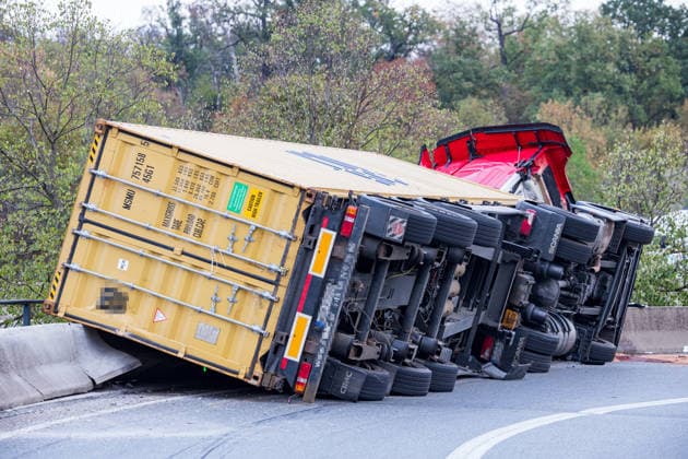 LKW kippt auf Autobahnverbindung um Zugmaschine hängt über Böschung Am 28.09.2026 kam es gegen 17:50 Uhr in Frankfurt am Main auf der A3 am Frankfurter Kreuz, auf der Verbindungsspur zur A5 in Richtung Darmstadt, zu einem schweren Unfall eines LKW-Sattelschleppers. Der mit einem 40-Fuß-Container beladene Lastzug geriet aus bislang unbekannter Ursache gegen die Betonschutzplanke und kippte auf die Seite, wobei die Zugmaschine erheblich beschädigt wurde und über die Böschung hing. Der Fahrer wurde leicht verletzt und in eine Klinik gebracht. Aus dem Fahrzeug ausgelaufene Betriebsmittel wurden von der Feuerwehr mit Bindemittel von der Fahrbahn entfernt. Die Bergungsarbeiten dauern an, die Auffahrt von der A3 auf die A5 in Richtung D