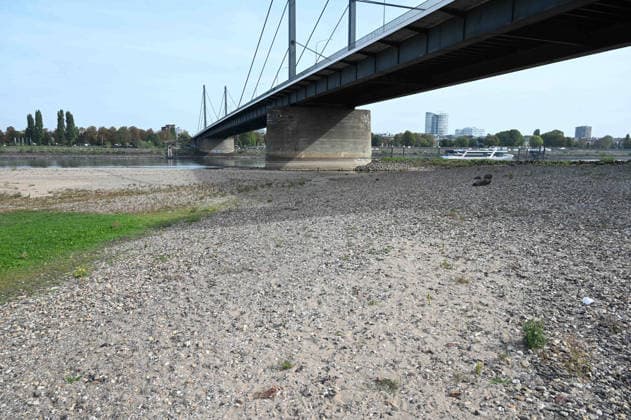 Low water levels in the Rhine have exposed a large sandbar; on the right is the Theodor Heuss Bridge, low water levels in the Rhine near Düsseldorf, Düsseldorf on September 28, 2026,