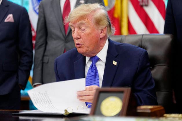 President Donald Trump delivers an announcement in the Oval Office of the White House in Washington, DC on Monday, September 28, 2026. Trump announced a nearly $15 billion investment by Mesabi Metallics to build the largest steel plant in U.S. history in Iowa.  WAP202609282001 BONNIExCASH
