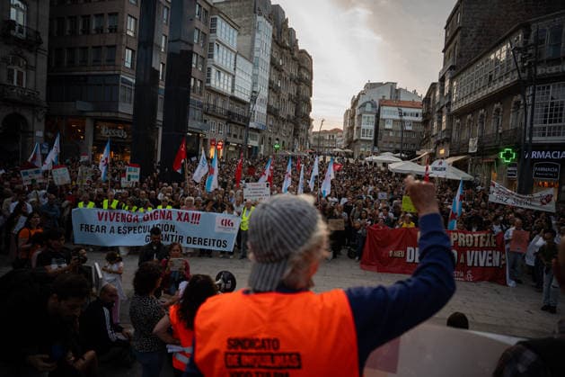 Rally in Vigo in Support of the Maricarmen Decree Dozens of people at a rally in support of the Maricarmen Decree on September 28, 2026, in Vigo, Pontevedra, Galicia, Spain. Organized by the Vigo Housing Alliance, the protest aims to show support for the Maricarmen Decree, the new housing decree demanded by tenants’ unions, named in honor of the octogenarian who was evicted last Wednesday, September 23, in Madrid SEPTEMBER 28, 2026 Adriá Vigo, Pontevedra, Galicia, Vigo, Pontevedra, Galicia, Spain  Copyright: xAdrianxIragox 7806620