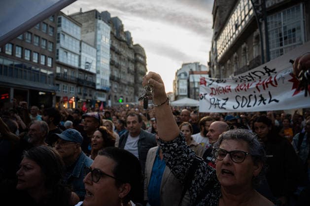 Rally in Vigo in Support of the Maricarmen Decree Dozens of people at a rally in support of the Maricarmen Decree on September 28, 2026, in Vigo, Pontevedra, Galicia, Spain. Organized by the Vigo Housing Alliance, the protest aims to show support for the Maricarmen Decree, the new housing decree demanded by tenants’ unions, named in honor of the octogenarian who was evicted last Wednesday, September 23, in Madrid SEPTEMBER 28, 2026 Adriá Vigo, Pontevedra, Galicia, Vigo, Pontevedra, Galicia, Spain  Copyright: xAdrianxIragox 7806621