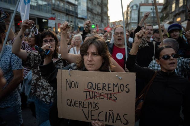 Rally in Vigo in Support of the Maricarmen Decree Dozens of people at a rally in support of the Maricarmen Decree on September 28, 2026, in Vigo, Pontevedra, Galicia, Spain. Organized by the Vigo Housing Alliance, the protest aims to show support for the Maricarmen Decree, the new housing decree demanded by tenants’ unions, named in honor of the octogenarian who was evicted last Wednesday, September 23, in Madrid SEPTEMBER 28, 2026 Adriá Vigo, Pontevedra, Galicia, Vigo, Pontevedra, Galicia, Spain  Copyright: xAdrianxIragox 7806622