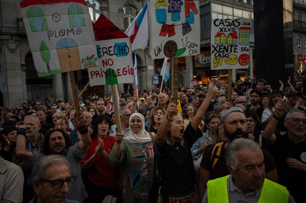 Rally in Vigo in Support of the Maricarmen Decree Dozens of people at a rally in support of the Maricarmen Decree on September 28, 2026, in Vigo, Pontevedra, Galicia, Spain. Organized by the Vigo Housing Alliance, the protest aims to show support for the Maricarmen Decree, the new housing decree demanded by tenants’ unions, named in honor of the octogenarian who was evicted last Wednesday, September 23, in Madrid SEPTEMBER 28, 2026 Adriá Vigo, Pontevedra, Galicia, Vigo, Pontevedra, Galicia, Spain  Copyright: xAdrianxIragox 7806623