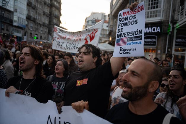 Rally in Vigo in Support of the Maricarmen Decree Dozens of people at a rally in support of the Maricarmen Decree on September 28, 2026, in Vigo, Pontevedra, Galicia, Spain. Organized by the Vigo Housing Alliance, the protest aims to show support for the Maricarmen Decree, the new housing decree demanded by tenants’ unions, named in honor of the octogenarian who was evicted last Wednesday, September 23, in Madrid SEPTEMBER 28, 2026 Adriá Vigo, Pontevedra, Galicia, Vigo, Pontevedra, Galicia, Spain  Copyright: xAdrianxIragox 7806624