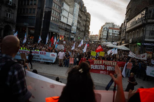 Rally in Vigo in Support of the Maricarmen Decree Dozens of people at a rally in support of the Maricarmen Decree on September 28, 2026, in Vigo, Pontevedra, Galicia, Spain. Organized by the Vigo Housing Alliance, the protest aims to show support for the Maricarmen Decree, the new housing decree demanded by tenants’ unions, named in honor of the octogenarian who was evicted last Wednesday, September 23, in Madrid SEPTEMBER 28, 2026 Adriá Vigo, Pontevedra, Galicia, Vigo, Pontevedra, Galicia, Spain  Copyright: xAdrianxIragox 7806625