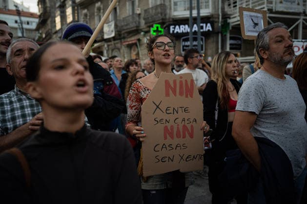 Rally in Vigo in Support of the Maricarmen Decree Dozens of people at a rally in support of the Maricarmen Decree on September 28, 2026, in Vigo, Pontevedra, Galicia, Spain. Organized by the Vigo Housing Alliance, the protest aims to show support for the Maricarmen Decree, the new housing decree demanded by tenants’ unions, named in honor of the octogenarian who was evicted last Wednesday, September 23, in Madrid SEPTEMBER 28, 2026 Adriá Vigo, Pontevedra, Galicia, Vigo, Pontevedra, Galicia, Spain  Copyright: xAdrianxIragox 7806626