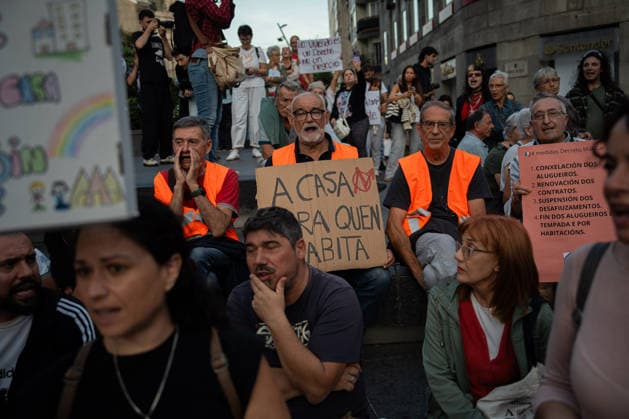 Rally in Vigo in Support of the Maricarmen Decree Dozens of people at a rally in support of the Maricarmen Decree on September 28, 2026, in Vigo, Pontevedra, Galicia, Spain. Organized by the Vigo Housing Alliance, the protest aims to show support for the Maricarmen Decree, the new housing decree demanded by tenants’ unions, named in honor of the octogenarian who was evicted last Wednesday, September 23, in Madrid SEPTEMBER 28, 2026 Adriá Vigo, Pontevedra, Galicia, Vigo, Pontevedra, Galicia, Spain  Copyright: xAdrianxIragox 7806627