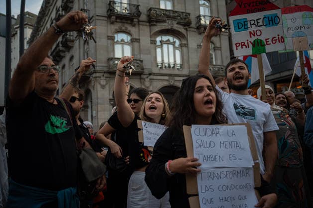 Rally in Vigo in Support of the Maricarmen Decree Dozens of people at a rally in support of the Maricarmen Decree on September 28, 2026, in Vigo, Pontevedra, Galicia, Spain. Organized by the Vigo Housing Alliance, the protest aims to show support for the Maricarmen Decree, the new housing decree demanded by tenants’ unions, named in honor of the octogenarian who was evicted last Wednesday, September 23, in Madrid SEPTEMBER 28, 2026 Adriá Vigo, Pontevedra, Galicia, Vigo, Pontevedra, Galicia, Spain  Copyright: xAdrianxIragox 7806629