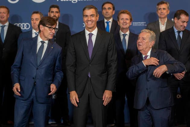 Sánchez and Illa Attend the 4th Vanguardia Awards Ceremony in Barcelona Prime Minister Pedro Sánchez and President of the Generalitat Salvador Illa during the 4th Vanguardia Awards ceremony on September 28, 2026, in Barcelona, Catalonia, Spain. These awards bring together more than 1,200 prominent figures to honor winners in ten categories focused on sustainability, innovation, culture, and civic engagement. SEPTEMBER 28, 2026 Lorena Sopê Barcelona Catalonia Barcelona Catalonia Spain  Copyright: xLorenaxSopÃªnax 7806604