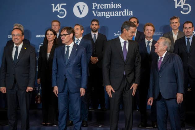 Sánchez and Illa Attend the 4th Vanguardia Awards Ceremony in Barcelona Prime Minister Pedro Sánchez and President of the Generalitat Salvador Illa during the 4th Vanguardia Awards ceremony on September 28, 2026, in Barcelona, Catalonia, Spain. These awards bring together more than 1,200 prominent figures to honor winners in ten categories focused on sustainability, innovation, culture, and civic engagement. SEPTEMBER 28, 2026 Lorena Sopê Barcelona Catalonia Barcelona Catalonia Spain  Copyright: xLorenaxSopÃªnax 7806605