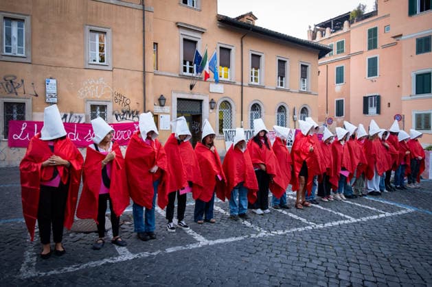 September 28, 2026, Rome, Rm, Italy: To mark International Safe Abortion Day, the feminist and transfeminist movement Non Una Di Meno (Not One Less) is holding a rally outside the Ministry of Health, reiterating their call for The right to free, safe, and accessible abortion for everyone who requests it . Protesters wear the red cloaks and white bonnets from The Handmaid s Tale as a visual symbol to defend abortion access and oppose reproductive restrictions. Rome Italy  - ZUMAg256 20260928_znp_g256_013 Copyright: xMarcoxDixGianvitox
