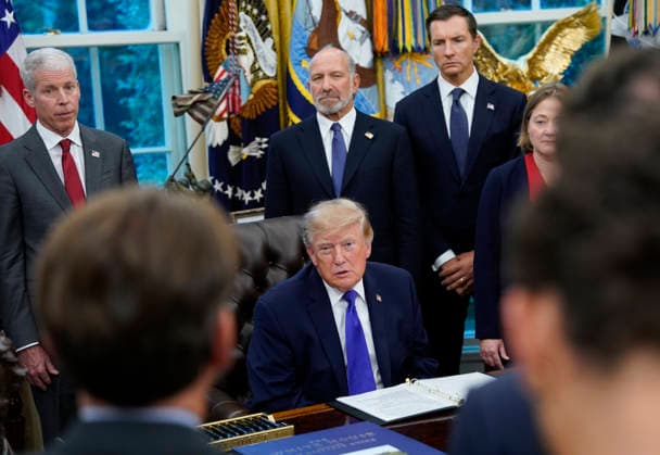 President Donald Trump delivers an announcement in the Oval Office of the White House in Washington, DC on Monday, September 28, 2026. Trump announced a nearly $18 billion investment by Mesabi Metallics to build the largest steel plant in U.S. history in Iowa.  WAP202609282021 BONNIExCASH