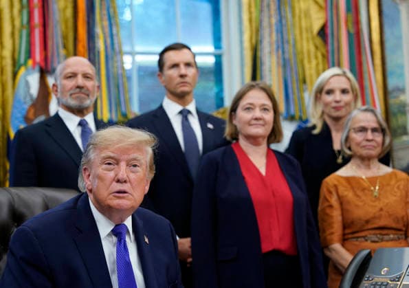 President Donald Trump Announces Plans for Largest Steel Plant in U.S. History President Donald Trump delivers an announcement in the Oval Office of the White House in Washington, DC on Monday, September 28, 2026. Trump announced a nearly $18 billion investment by Mesabi Metallics to build the largest steel plant in U.S. history in Iowa. Photo by Bonnie Cash Pool ABACAPRESS.COM WASHINGTON DC United States  Copyright: xPool ABACAx