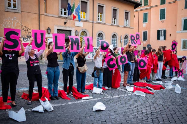 September 28, 2026, Rome, Rm, Italy: To mark International Safe Abortion Day, the feminist and transfeminist movement Non Una Di Meno (Not One Less) is holding a rally outside the Ministry of Health, reiterating their call for The right to free, safe, and accessible abortion for everyone who requests it . Protesters take off the red cloaks and white bonnets from The Handmaid s Tale as a visual symbol to defend abortion access and oppose reproductive restrictions. My body my choice reads the sign. Rome Italy - ZUMAg256 20260928_znp_g256_008 Copyright: xMarcoxDixGianvitox