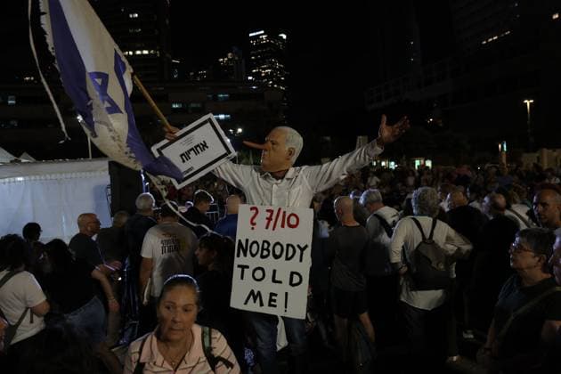 October 7 families demand accountability at Tel Aviv protest TEL AVIV, ISRAEL, SEPTEMBER 28, 2026: Israelis gather at Hostages Square in Tel Aviv during the October 7 Failure Sukkah, a protest initiative organized by families affected by the October 7, 2023 attack, including relatives of victims, former hostages and their families. Participants called for accountability and a full investigation into the failures surrounding the attack. Protesters used signs, masks and symbolic performances criticizing Prime Minister Benjamin Netanyahu and other political and security officials, as families renewed calls for those who held positions of responsibility at the time to be held accountable. The protest initiative is being held at Hostages S Copyright: x xSaeedxQaqx xJNAxPressx