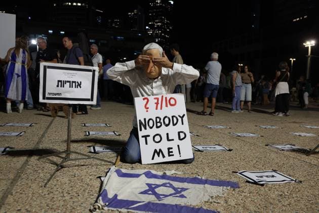 October 7 families demand accountability at Tel Aviv protest TEL AVIV, ISRAEL, SEPTEMBER 28, 2026: Israelis gather at Hostages Square in Tel Aviv during the October 7 Failure Sukkah, a protest initiative organized by families affected by the October 7, 2023 attack, including relatives of victims, former hostages and their families. Participants called for accountability and a full investigation into the failures surrounding the attack. Protesters used signs, masks and symbolic performances criticizing Prime Minister Benjamin Netanyahu and other political and security officials, as families renewed calls for those who held positions of responsibility at the time to be held accountable. The protest initiative is being held at Hostages S Copyright: x xSaeedxQaqx xJNAxPressx