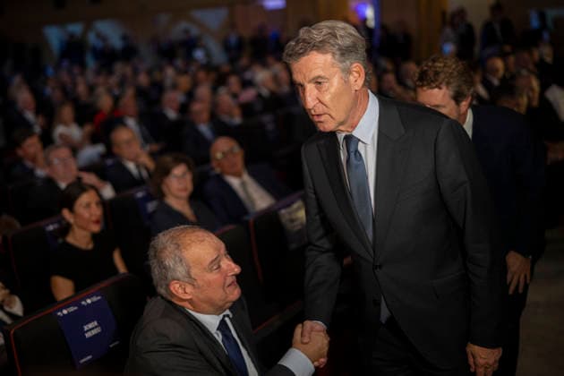 Sánchez and Illa Attend the 4th Vanguardia Awards Ceremony in Barcelona. The Minister of Industry and Tourism, Jordi Hereu i, greets the president of the Popular Party, Alberto Núnez Feijóo d, during the 4th Vanguardia Awards ceremony on September 28, 2026, in Barcelona, Catalonia, Spain. These awards bring together more than 1,200 dignitaries to honor winners in ten categories focused on sustainability, innovation, culture, and civic engagement. SEPTEMBER 28, 2026 Lorena Sopê Barcelona Catalonia Barcelona Catalonia Spain  Copyright: xLorenaxSopÃªnax 7806693