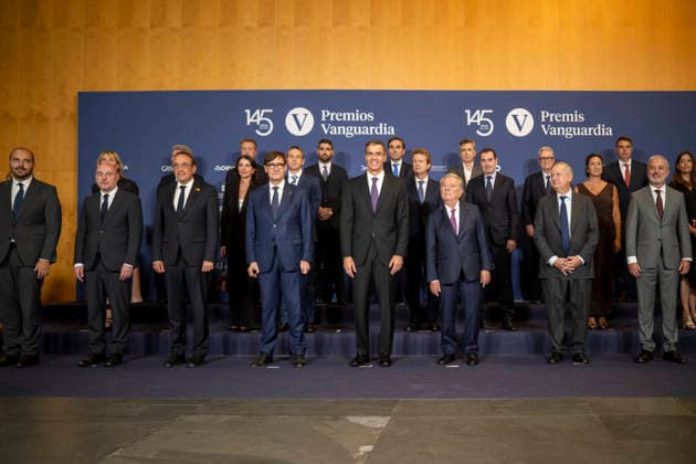 Sánchez and Illa attend the awards ceremony for the 4th Vanguardia Awards in Barcelona Group photo taken during the 4th Vanguardia Awards ceremony on September 28, 2026, in Barcelona, Catalonia, Spain. These awards bring together more than 1,200 dignitaries to honor ten categories focused on sustainability, innovation, culture, and civic engagement. SEPTEMBER 28, 2026 Lorena Sopê Barcelona Catalonia Barcelona Catalonia Spain  Copyright: xLorenaxSopÃªnax 7806695