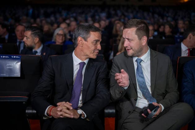Sánchez and Illa Attend the 4th Vanguardia Awards Ceremony in Barcelona Spanish Prime Minister Pedro Sánchez (left) and Greenland’s Prime Minister Jens Frederick Nielsen (right) during the 4th Vanguardia Awards ceremony on September 28, 2026, in Barcelona, Catalonia, Spain. These awards bring together more than 1,200 prominent figures to honor winners in ten categories focused on sustainability, innovation, culture, and civic engagement. SEPTEMBER 28, 2026 Lorena Sopê Barcelona, Catalonia, Spain  Copyright: xLorenaxSopÃªnax 7806689