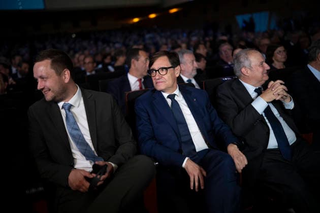 Sánchez and Illa Attend the 4th Vanguardia Awards Ceremony in Barcelona I D The president of the Generalitat, Salvador Illa; the prime minister of Greenland, Jens Frederick Nielsen; and the minister of Industry and Tourism, Jordi Hereu, during the 4th Vanguardia Awards ceremony, on September 28, 2026, in Barcelona, Catalonia, Spain. These awards bring together more than 1,200 dignitaries to honor winners in ten categories focused on sustainability, innovation, culture, and civic engagement. SEPTEMBER 28, 2026 Lorena Sopê Barcelona Catalonia Barcelona Catalonia Spain  Copyright: xLorenaxSopÃªnax 7806691