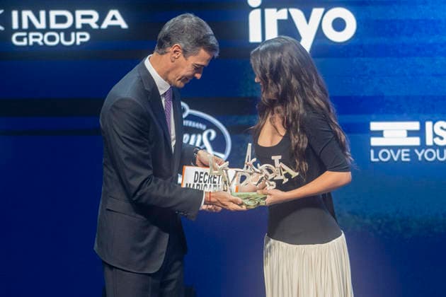 Sánchez and Illa Attend the 4th Vanguardia Awards Ceremony in Barcelona. Prime Minister Pedro Sánchez presents the Young Talent Award to singer Amaia Romero, and she presents him with a banner reading Maricarmen Decree, during the 4th Vanguardia Awards ceremony on September 28, 2026, in Barcelona, Catalonia, Spain. These awards bring together more than 1,200 prominent figures to honor ten categories focused on sustainability, innovation, culture, and civic engagement. SEPTEMBER 28, 2026 Lorena Sopê Barcelona Catalonia Barcelona Catalonia Spain  Copyright: xLorenaxSopÃªnax 7806701