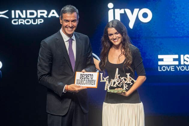 Sánchez and Illa Attend the 4th Vanguardia Awards Ceremony in Barcelona. Prime Minister Pedro Sánchez presents the Young Talent Award to singer Amaia Romero, and she presents him with a banner reading Maricarmen Decree, during the 4th Vanguardia Awards ceremony on September 28, 2026, in Barcelona, Catalonia, Spain. These awards bring together more than 1,200 prominent figures to honor ten categories focused on sustainability, innovation, culture, and civic engagement. SEPTEMBER 28, 2026 Lorena Sopê Barcelona Catalonia Barcelona Catalonia Spain  Copyright: xLorenaxSopÃªnax 7806700