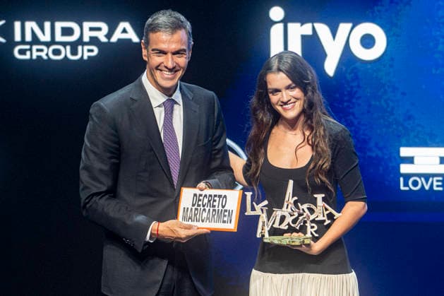 Sánchez and Illa Attend the 4th Vanguardia Awards Ceremony in Barcelona. Prime Minister Pedro Sánchez presents the Young Talent Award to singer Amaia Romero, and she presents him with a banner reading Maricarmen Decree during the 4th Vanguardia Awards ceremony on September 28, 2026, in Barcelona, Catalonia, Spain. These awards bring together more than 1,200 prominent figures to honor ten categories focused on sustainability, innovation, culture, and civic engagement. SEPTEMBER 28, 2026 Lorena Sopê Barcelona Catalonia Barcelona Catalonia Spain  Copyright: xLorenaxSopÃªnax 7806715