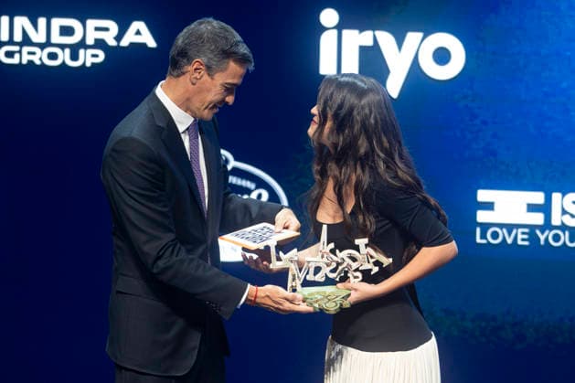 Sánchez and Illa Attend the 4th Vanguardia Awards Ceremony in Barcelona. Prime Minister Pedro Sánchez presents the Young Talent Award to singer Amaia Romero, and she presents him with a banner reading Maricarmen Decree during the 4th Vanguardia Awards ceremony on September 28, 2026, in Barcelona, Catalonia, Spain. These awards bring together more than 1,200 prominent figures to honor ten categories focused on sustainability, innovation, culture, and civic engagement. SEPTEMBER 28, 2026 Lorena Sopê Barcelona Catalonia Barcelona Catalonia Spain  Copyright: xLorenaxSopÃªnax 7806716