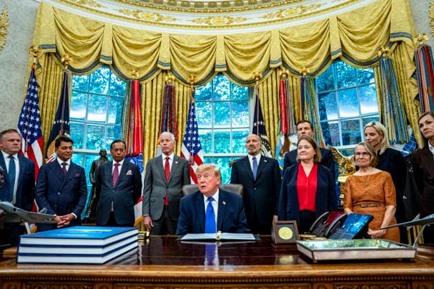 President Donald Trump delivers an announcement in the Oval Office of the White House in Washington, DC on Monday, September 28, 2026. Trump announced a nearly $18 billion investment by Mesabi Metallics to build the largest steel plant in U.S. history in Iowa.  WAP20260928356 BONNIExCASH