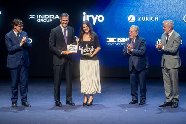 Sánchez and Illa Attend the 4th Vanguardia Awards Ceremony in Barcelona. Prime Minister Pedro Sánchez presents the Young Talent Award to singer Amaia Romero, and she presents him with a banner reading Maricarmen Decree, during the 4th Vanguardia Awards ceremony on September 28, 2026, in Barcelona, Catalonia, Spain. These awards bring together more than 1,200 prominent figures to honor ten categories focused on sustainability, innovation, culture, and civic engagement. SEPTEMBER 28, 2026 Lorena Sopê Barcelona Catalonia Barcelona Catalonia Spain  Copyright: xLorenaxSopÃªnax 7806724