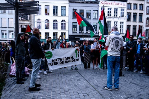 Pro-Palestine activists rally in Antwerp calling for evacuation of Gazans with valid visas ANTWERP, BELGIUM - SEPTEMBER 28: Pro-Palestine activists gather outside Antwerp City Hall during a demonstration organized by the Antwerp Coalition for Palestine, calling on Belgian authorities to facilitate the evacuation of Gazans holding valid visas and bring them to Belgium, in Antwerp, Belgium, on September 28, 2026. Bob Reijnders Lodewijks Anadolu Antwerp Belgium. Editorial use only. Please get in touch for any other usage.  Copyright: x2026xAnadoluxBobxReijndersxLodewijksx