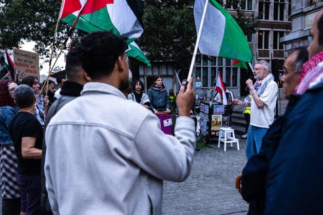 Pro-Palestine activists rally in Antwerp calling for evacuation of Gazans with valid visas ANTWERP, BELGIUM - SEPTEMBER 28: Pro-Palestine activists gather outside Antwerp City Hall during a demonstration organized by the Antwerp Coalition for Palestine, calling on Belgian authorities to facilitate the evacuation of Gazans holding valid visas and bring them to Belgium, in Antwerp, Belgium, on September 28, 2026. Bob Reijnders Lodewijks Anadolu Antwerp Belgium. Editorial use only. Please get in touch for any other usage.  Copyright: x2026xAnadoluxBobxReijndersxLodewijksx