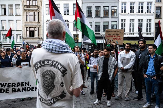 Pro-Palestine activists rally in Antwerp calling for evacuation of Gazans with valid visas ANTWERP, BELGIUM - SEPTEMBER 28: Pro-Palestine activists gather outside Antwerp City Hall during a demonstration organized by the Antwerp Coalition for Palestine, calling on Belgian authorities to facilitate the evacuation of Gazans holding valid visas and bring them to Belgium, in Antwerp, Belgium, on September 28, 2026. Bob Reijnders Lodewijks Anadolu Antwerp Belgium. Editorial use only. Please get in touch for any other usage.  Copyright: x2026xAnadoluxBobxReijndersxLodewijksx
